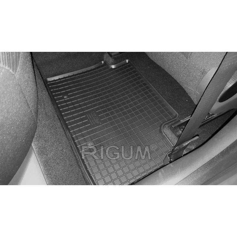 Gumijas auto paklāji HYUNDAI i30 (2017-...) RIGUM, melni